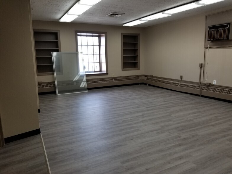 More Photos Of 49 Public Sq, Shelbyville Office For Sale
