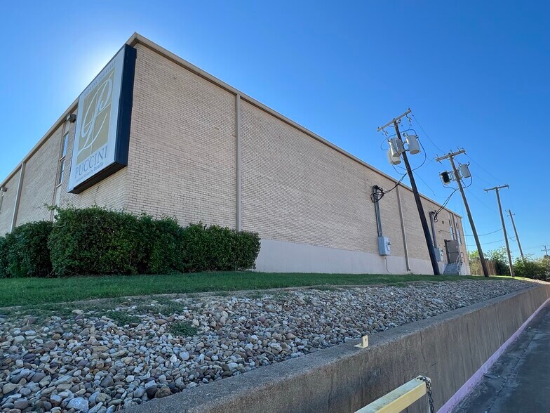 More Photos Of 925 111th St, Arlington Warehouse For Lease