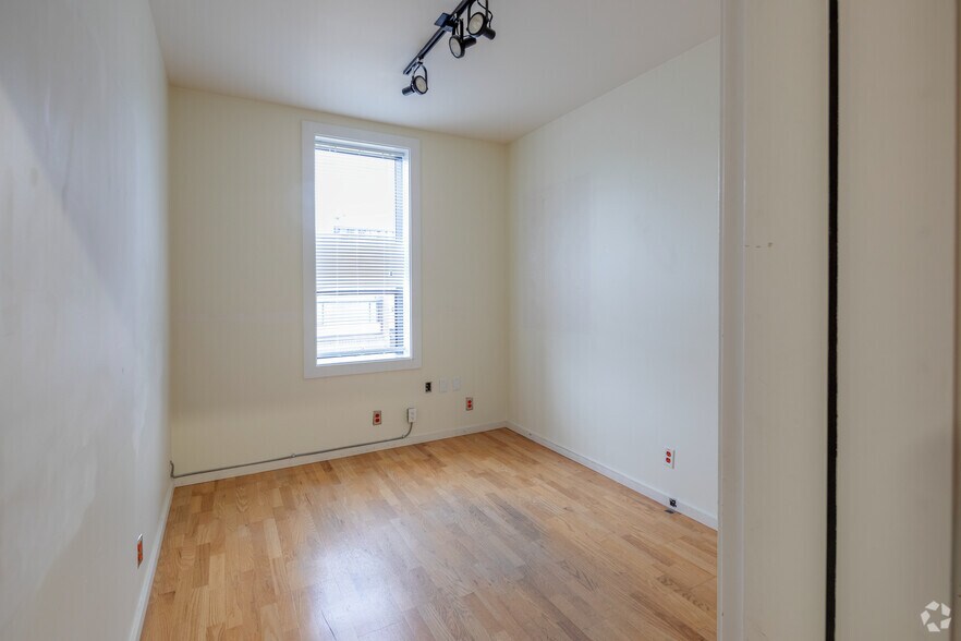 More Photos Of 12 3rd Ave E, Vancouver Warehouse For Lease