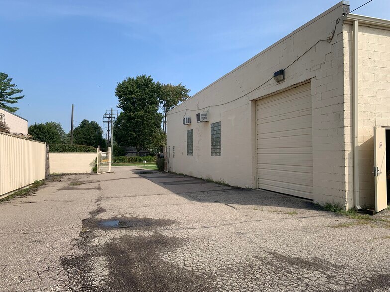 More Photos Of 303-325 W Girard Ave, Madison Heights Warehouse For Sale