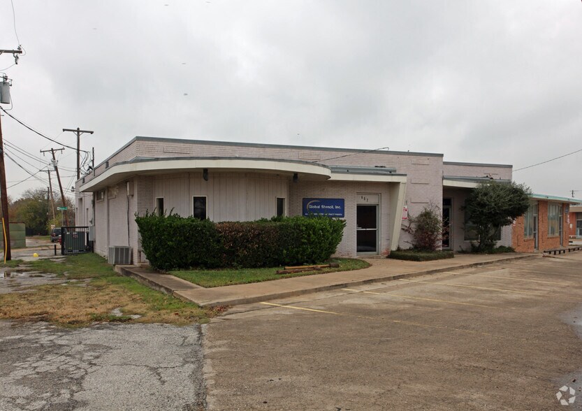 More Photos Of 602-604 E Davis St, Grand Prairie Light Manufacturing For Sale