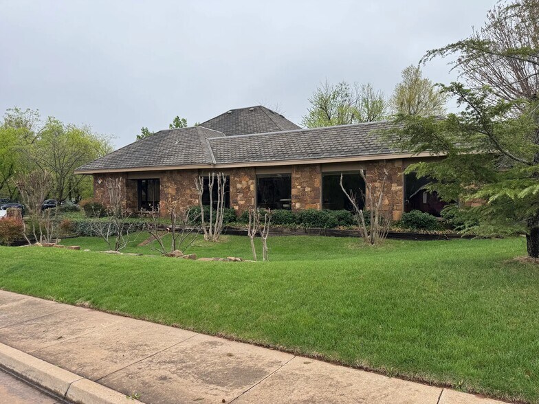 Primary Photo Of 216 E 10th Street Plz, Edmond Medical For Lease