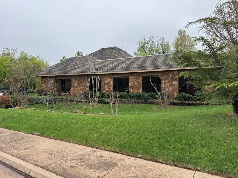 Primary Photo Of 218 E 10th Street Plz, Edmond Medical For Lease