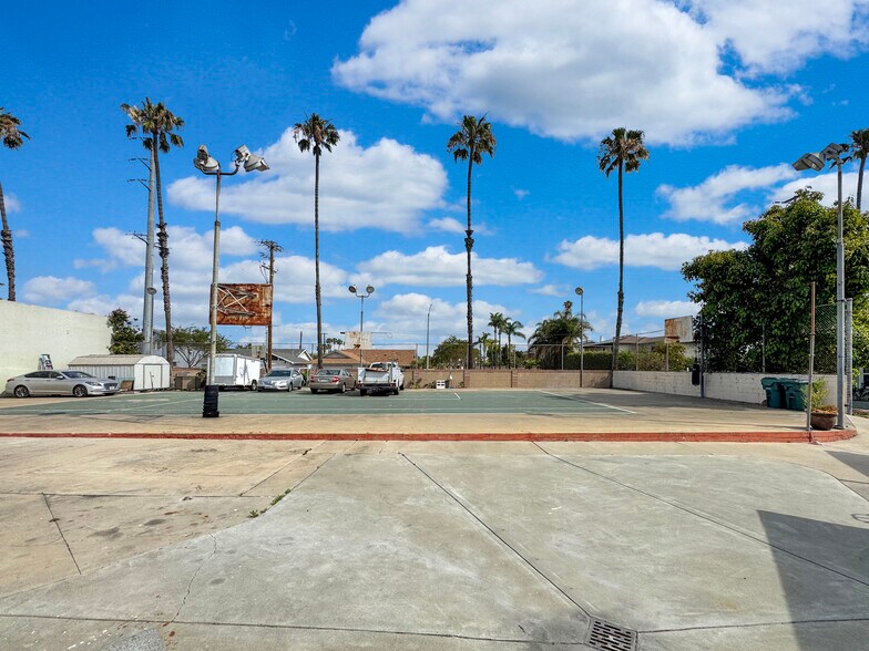 More Photos Of 7736 Sugar Dr, Huntington Beach Apartments For Sale
