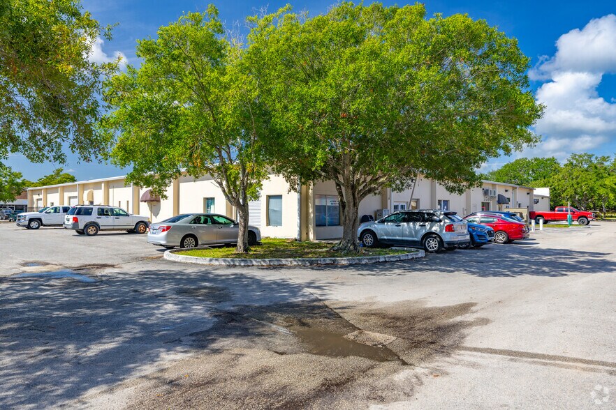 More Photos Of 1402-1472 Old Dixie Hwy, Vero Beach Storefront Retail Office For Lease