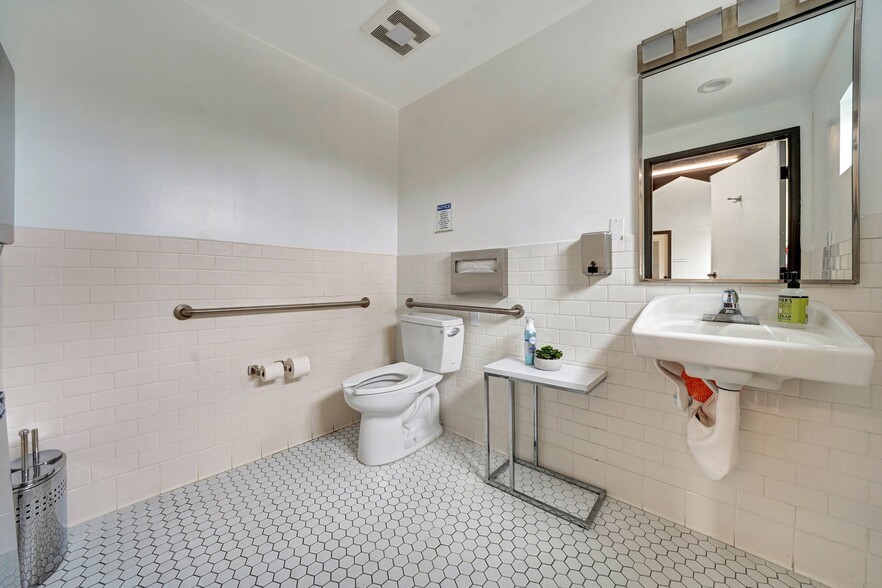 More Photos Of 930 Foothill Blvd, La Cañada Flintridge Storefront For Lease