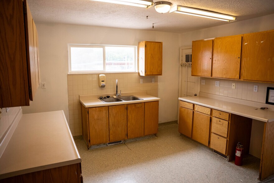 More Photos Of 1545 W State St, Hurricane Veterinarian Kennel For Lease