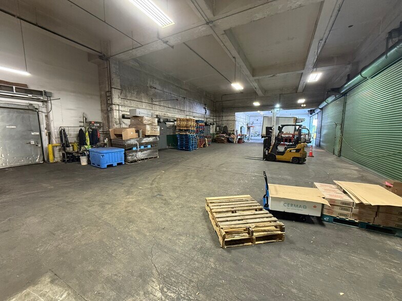 More Photos Of 517 Cummins St, Honolulu Warehouse For Sale