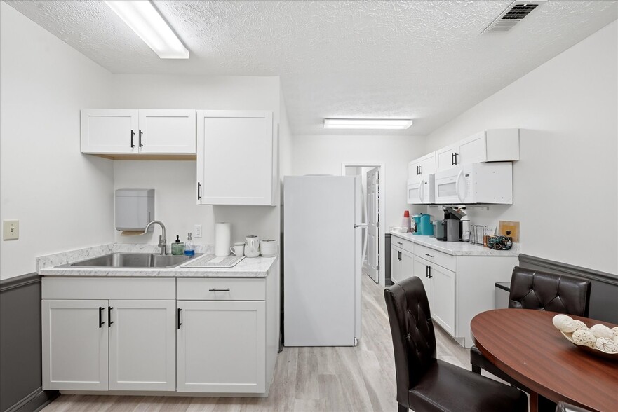 More Photos Of 48 W Boscawen St, Winchester Storefront Retail Office For Sale