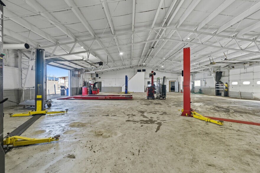 More Photos Of 801 W Grant Hwy, Marengo Showroom For Lease