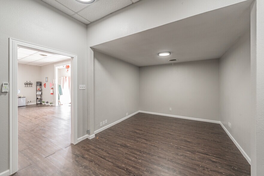 More Photos Of 7235 Glenview Dr, Richland Hills Office For Sale