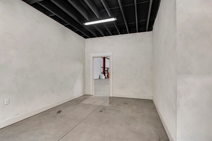 More Photos Of 145 US-70, Lenoir City Flex For Lease