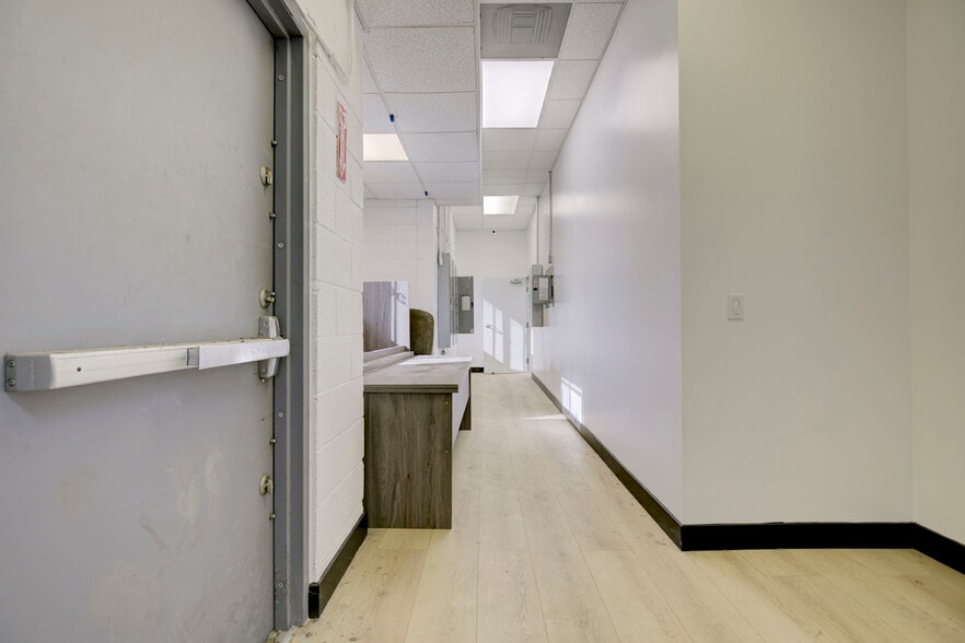 More Photos Of 18417 Bryant St, Northridge Service For Sale