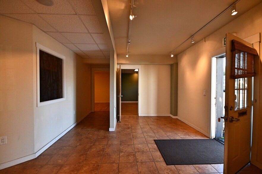 More Photos Of 1012 Trevitt St, The Dalles Showroom For Sale