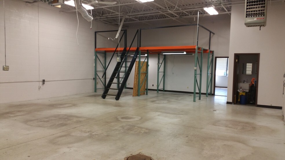 More Photos Of 9263 Ravenna Rd, Twinsburg Showroom For Lease