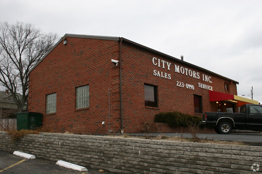 Primary Photo Of 775 W Chestnut St, Washington Auto Dealership For Sale