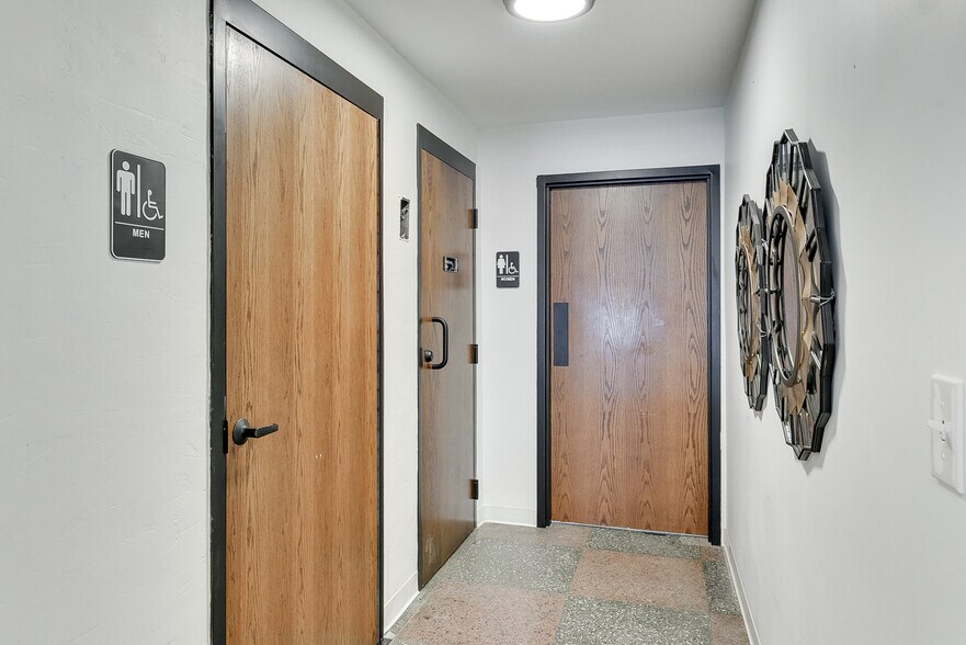 More Photos Of 1915 19th & Leavenworth Building, Omaha Restaurant For Lease