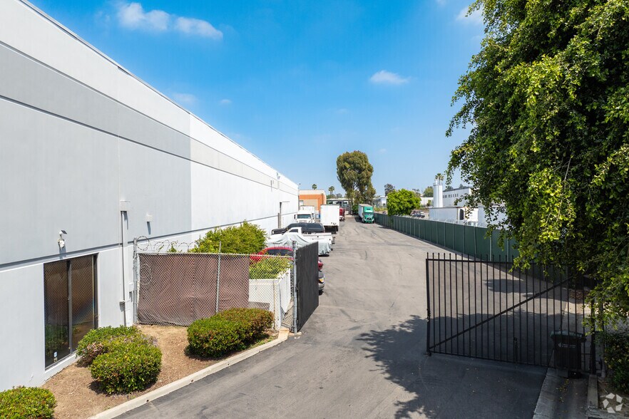 More Photos Of 17050-17100 S Margay Ave, Carson Warehouse For Lease