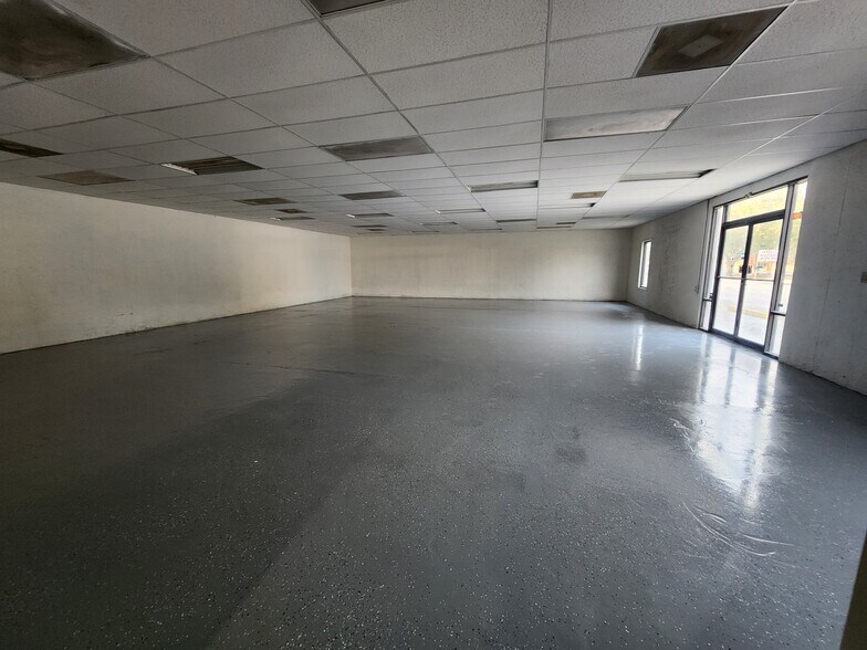 More Photos Of 284 S Center St, Pierson Auto Repair For Lease