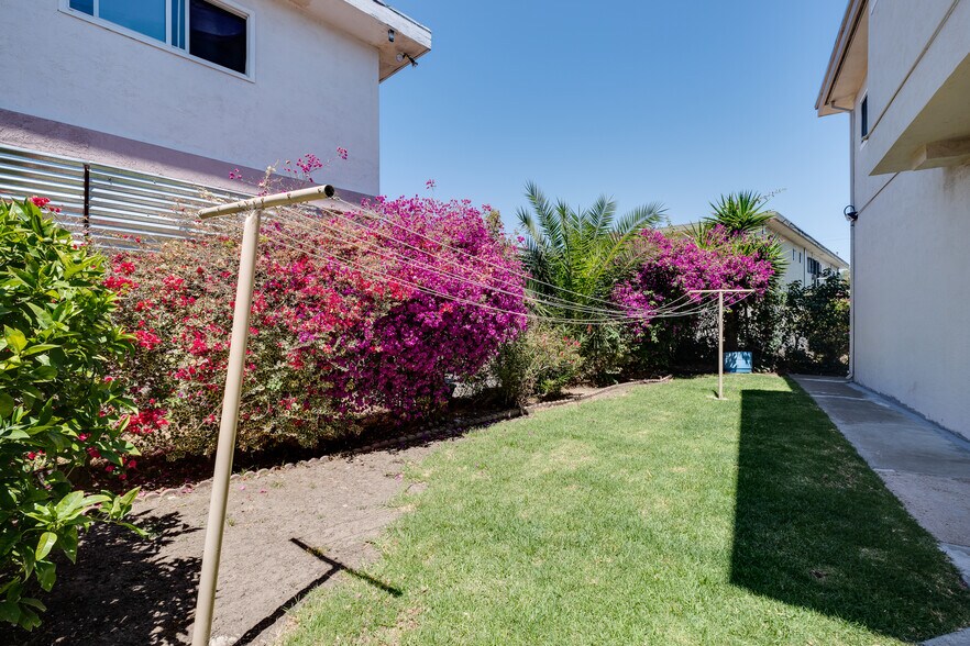 More Photos Of 9031 Hillside St, Oakland Apartments For Sale