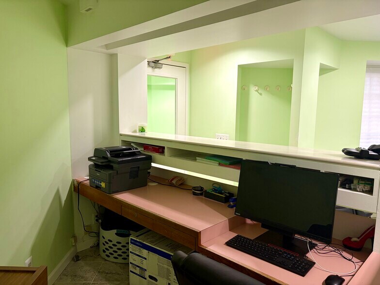More Photos Of 220 E 30th St, New York General Retail For Lease