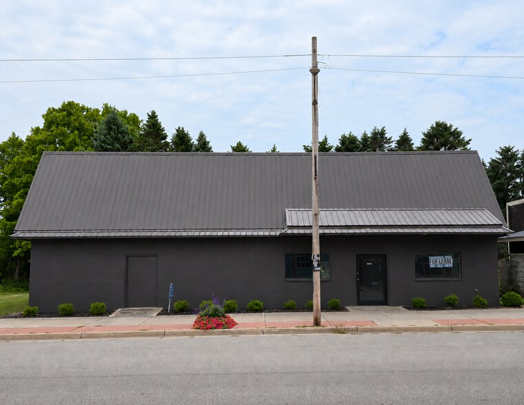More Photos Of 14821 Thompson Ave, Thompsonville Freestanding For Sale
