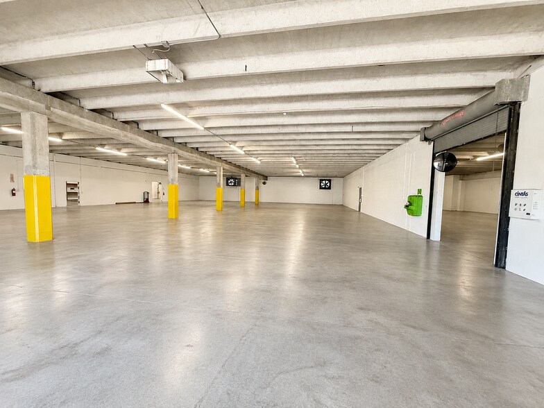 More Photos Of 12388 Starkey Rd, Largo Warehouse For Lease