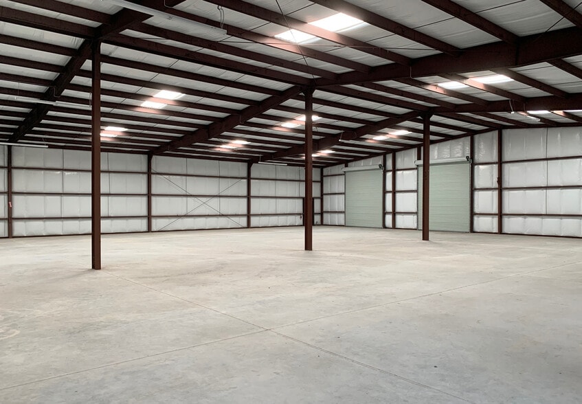 More Photos Of 14353 N Main St, Jacksonville Warehouse For Sale