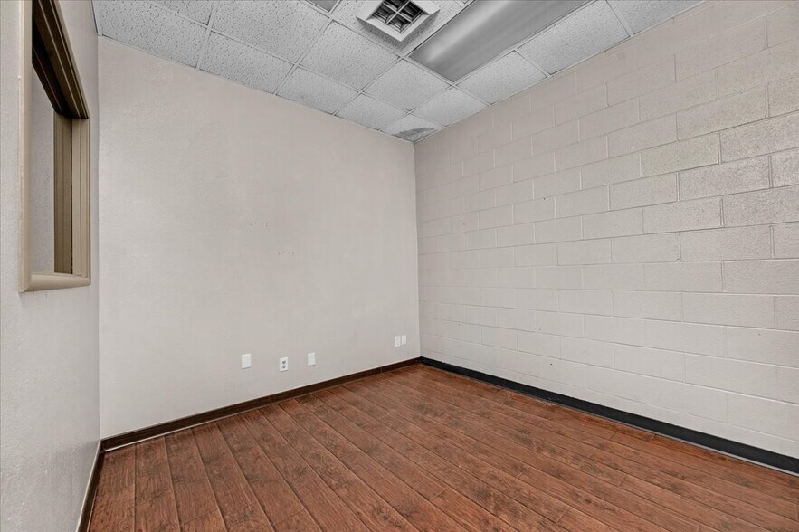 More Photos Of 1027 W Murray Ave, Visalia Service For Sale