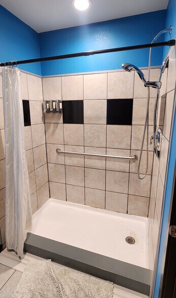 More Photos Of 2510 E Michigan Ave, Lansing Freestanding For Sale