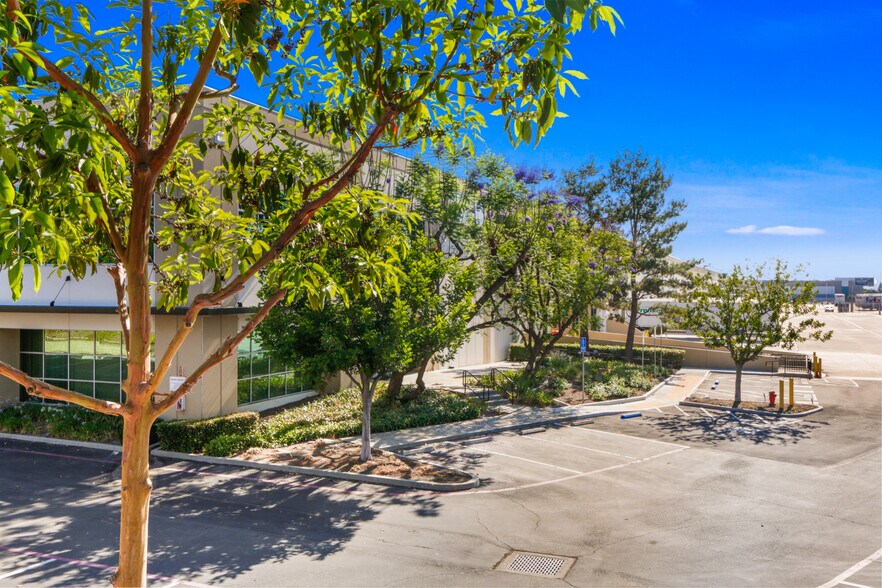 More Photos Of 458-486 E Lambert Rd, Fullerton Distribution For Lease