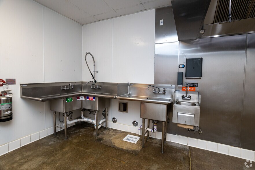 More Photos Of 615 N Western Ave, Los Angeles Storefront For Lease