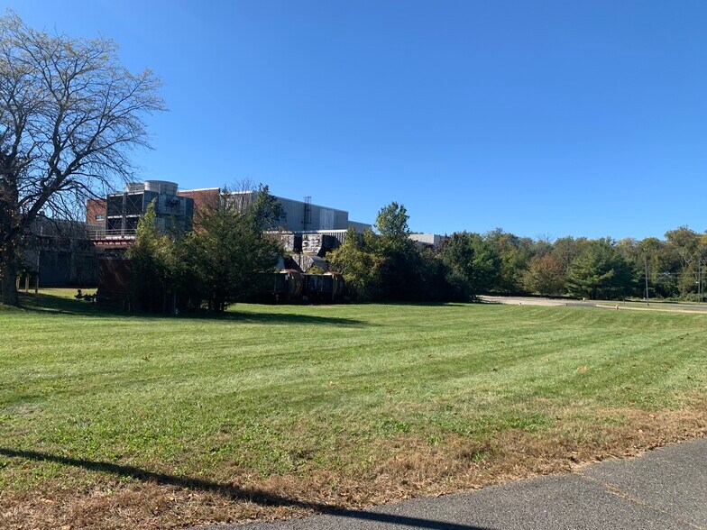 More Photos Of 235 Willow Brook Rd, Freehold Manufacturing For Lease