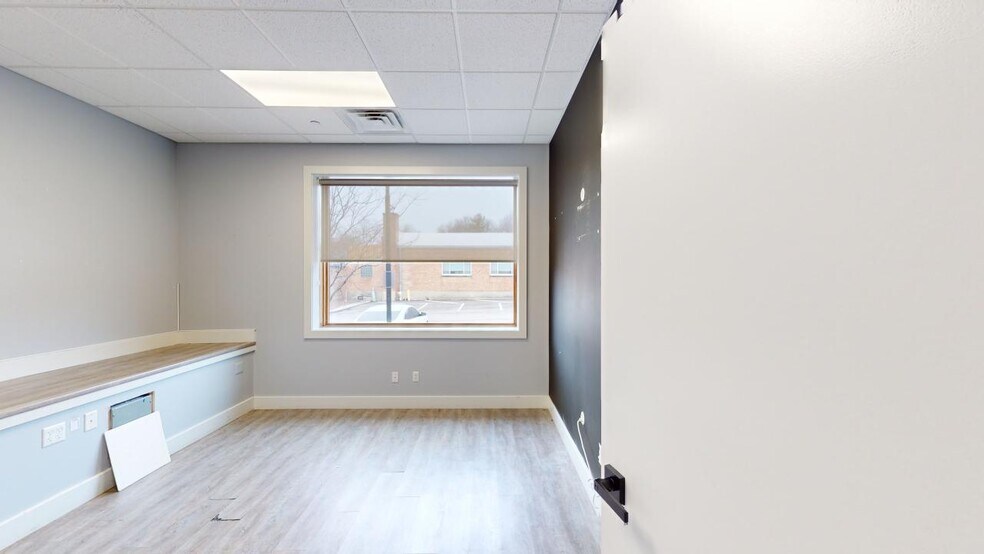 More Photos Of 101 S 1st St, West Dundee Loft Creative Space For Lease