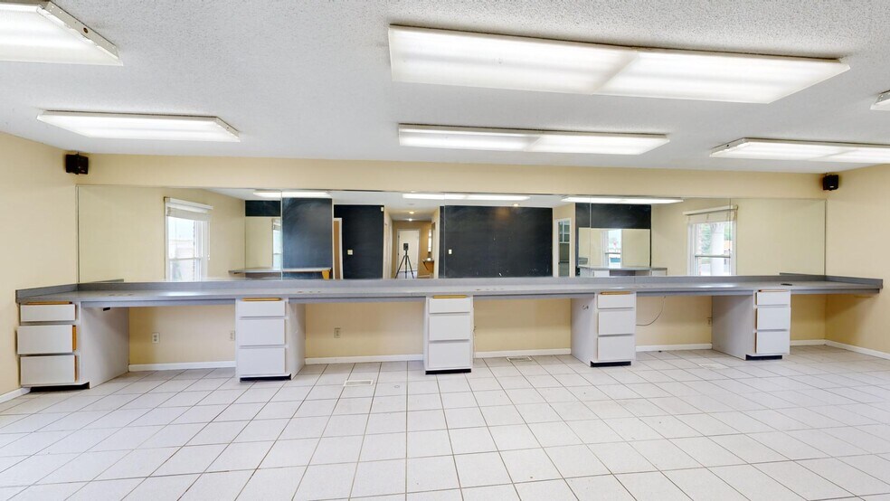 More Photos Of 3130 N Woodford St, Decatur Freestanding For Lease