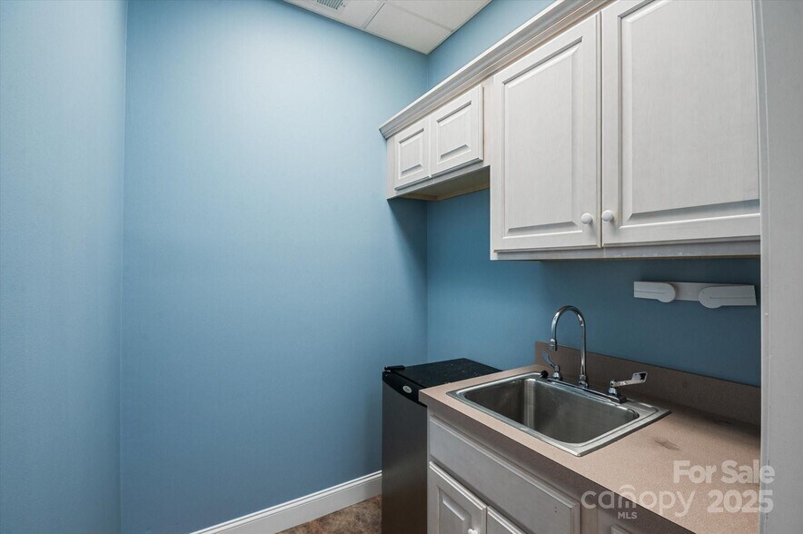 More Photos Of 5 Park Pl W, Brevard Medical For Sale