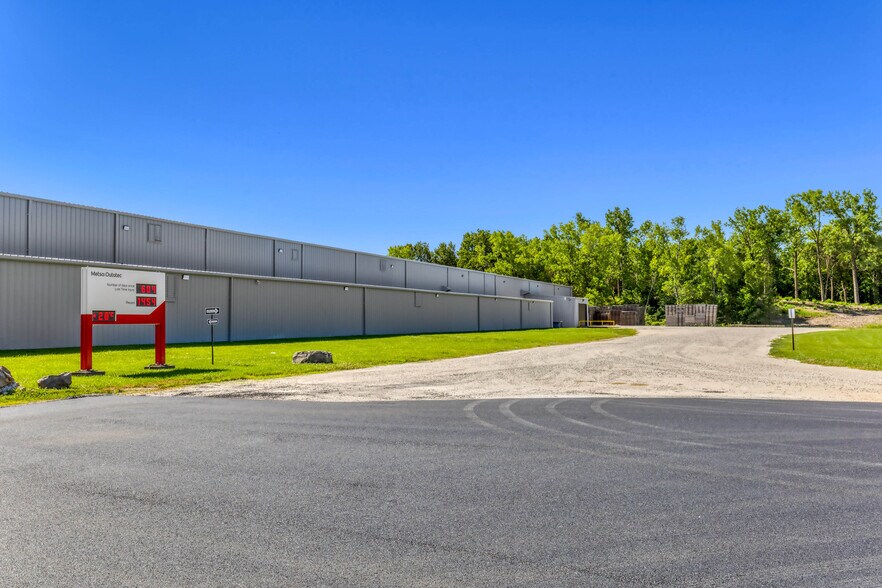 More Photos Of 1402 E Veterans Memorial Pky, Truesdale Manufacturing For Sale