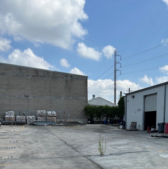 More Photos Of 307-311 Lombrano St, San Antonio Warehouse For Sale