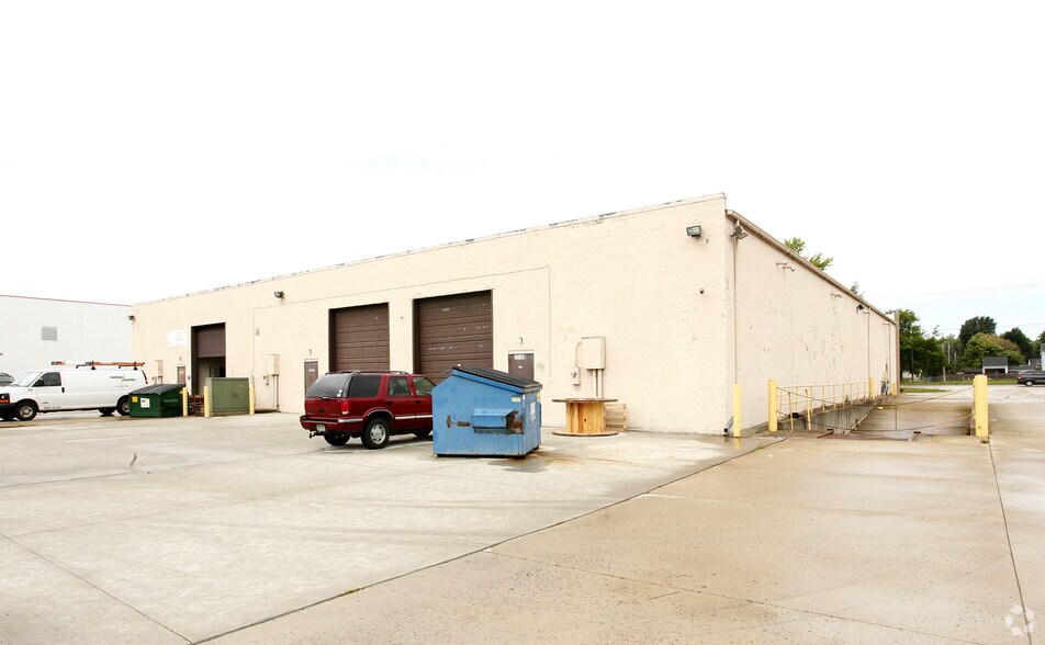 More Photos Of 20169-20189 Northline Rd, Taylor Warehouse For Lease