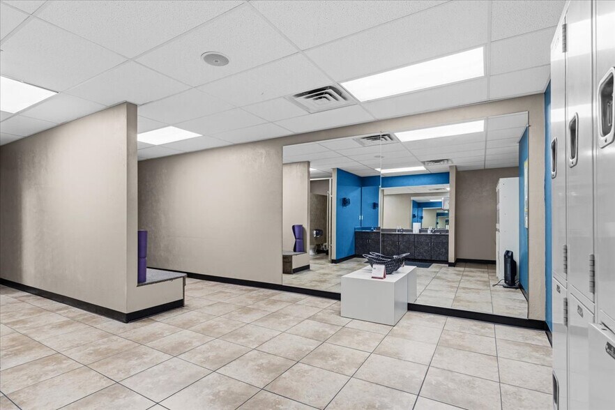 More Photos Of 15043 Main St, Alachua Showroom For Sale