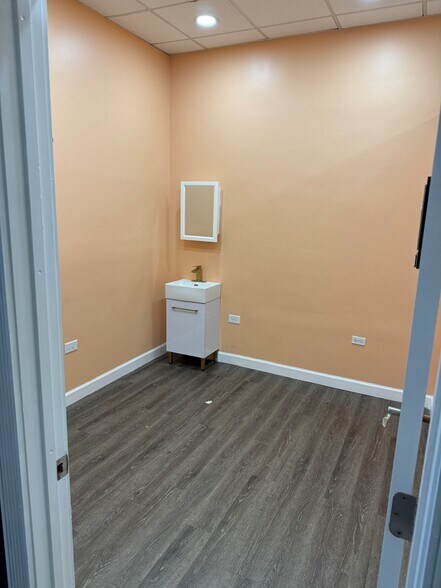 More Photos Of 3315 W 115th St, Merrionette Park General Retail For Lease