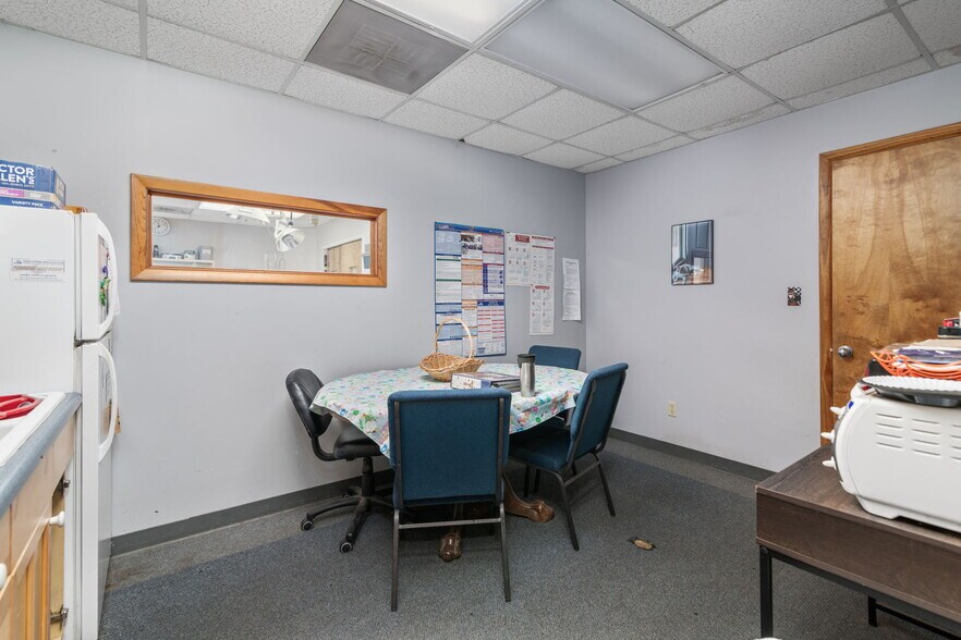More Photos Of 3431 Waterlick Rd, Lynchburg Veterinarian Kennel For Sale