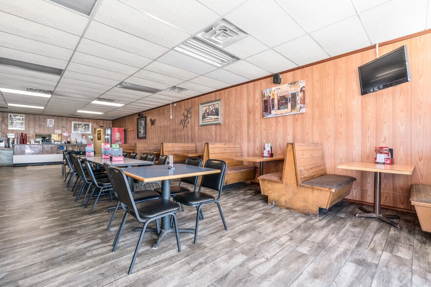 More Photos Of 140 W Main St, Itasca Restaurant For Lease