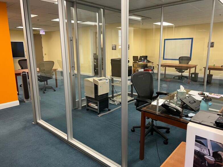 More Photos Of 211 W Wacker Dr, Chicago Office For Lease