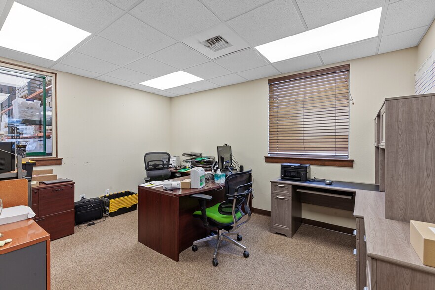 More Photos Of 9151 N Hess St, Hayden Light Manufacturing For Sale