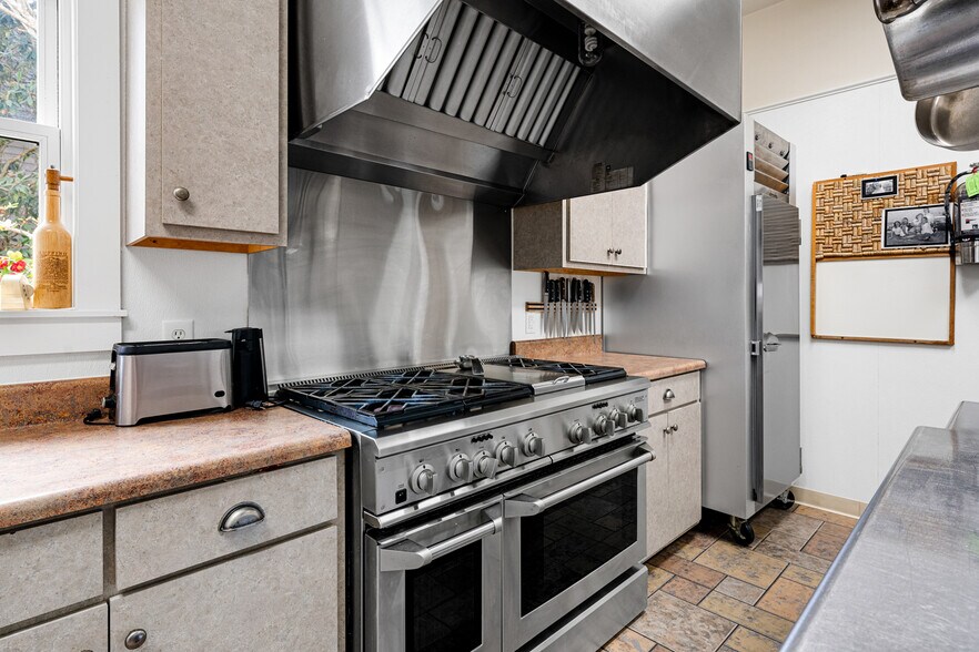 More Photos Of 202 S Mobile St, Fairhope Hospitality For Sale