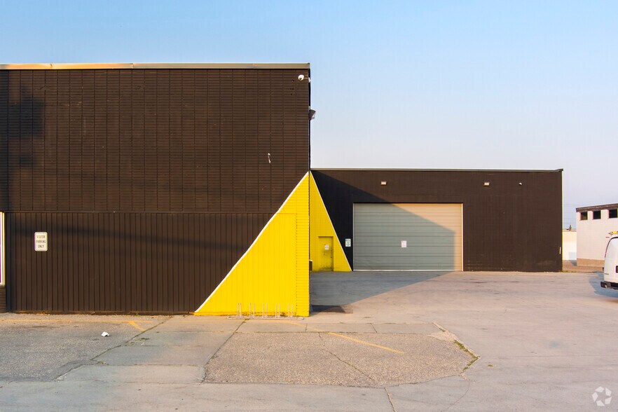 More Photos Of 4030 8th St SE, Calgary Warehouse For Lease