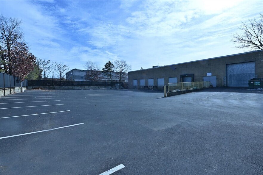 More Photos Of 10 Commerce Dr, Hauppauge Manufacturing For Lease