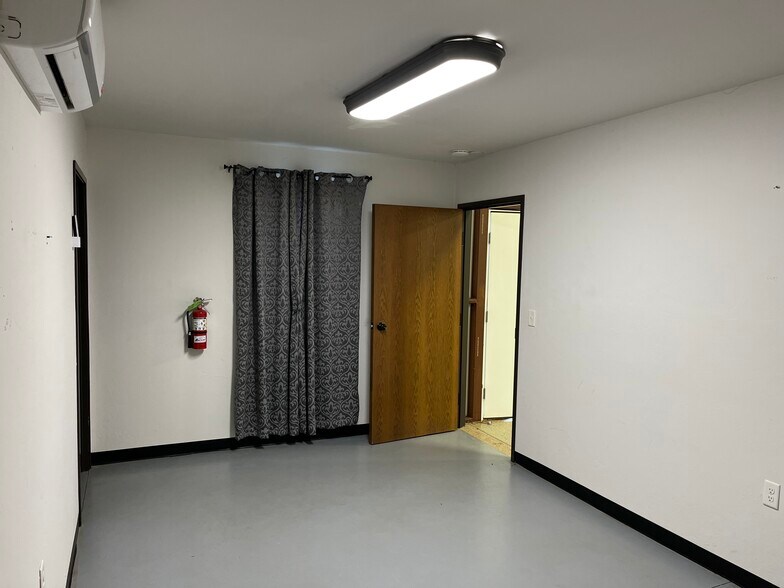 More Photos Of 11305 N Western Ave, Oklahoma City Warehouse For Sale