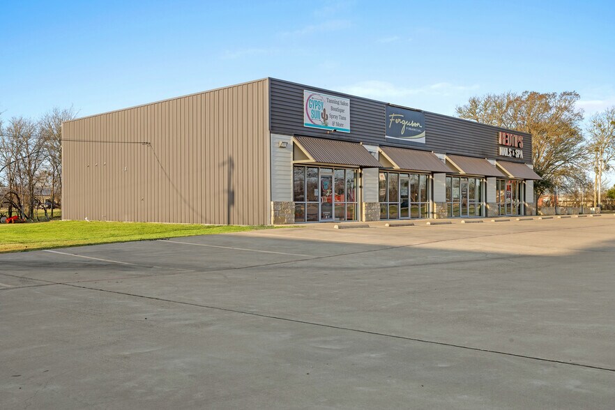 More Photos Of 1417 W State Highway 71, La Grange General Retail For Lease